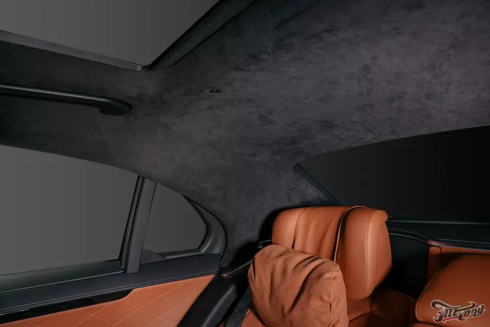 Mercedes S class (W223). Перетяжка потолка, стоек и шторки панорамы в алькантару. Оклейка кузова в полиуретан. Частичный антихром